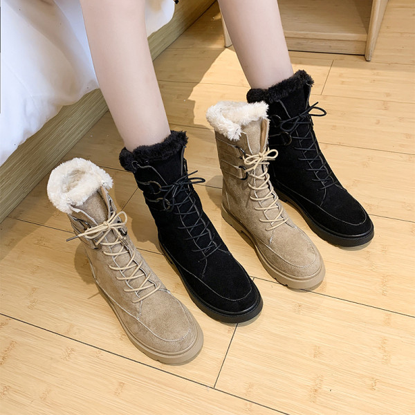 Női téli csizma puha béléssel és fekete és bézs színű fűzővel