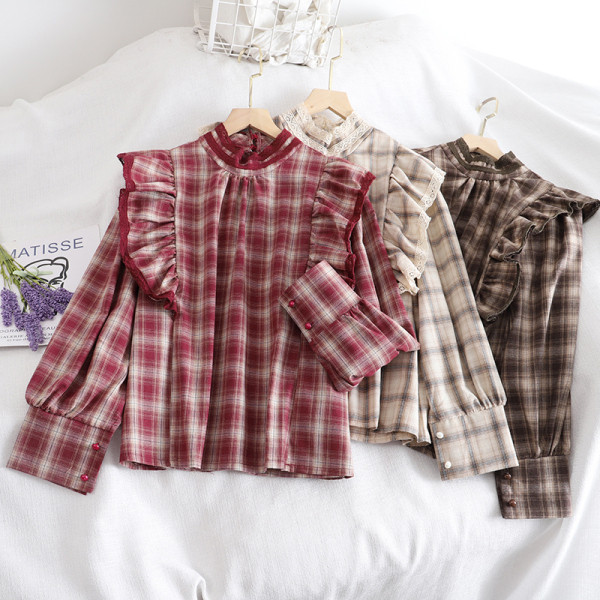 Cămașă de damă în carouri în roșu, bej și maro cu guler jos și bucle