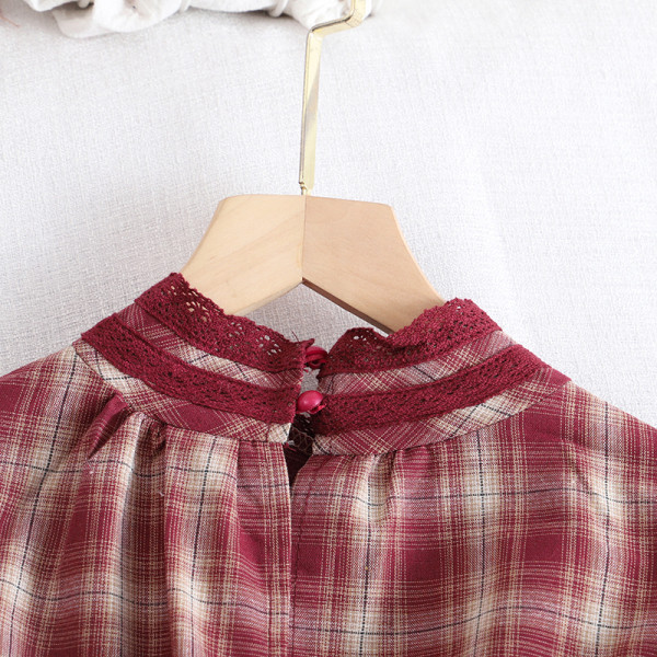 Cămașă de damă în carouri în roșu, bej și maro cu guler jos și bucle