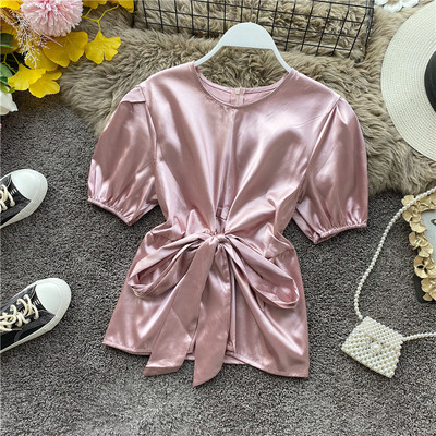 Modern női szatén blúz, hátul szalaggal és cipzárral, különböző színekben