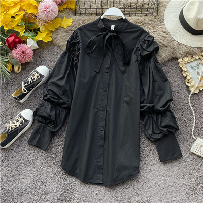 Alkalmi női ing fehér és fekete szalaggal és gombokkal