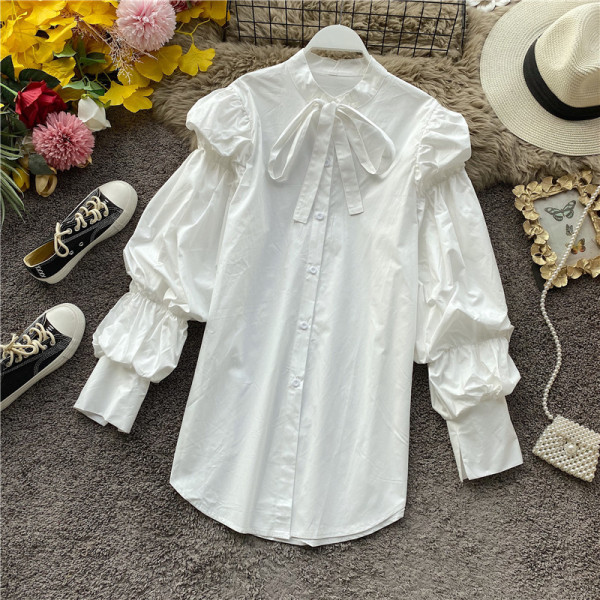 Alkalmi női ing fehér és fekete szalaggal és gombokkal