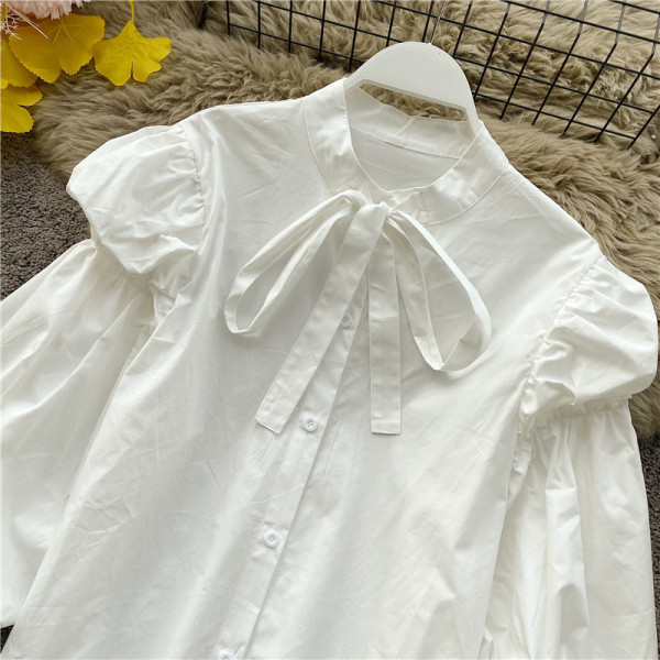 Alkalmi női ing fehér és fekete szalaggal és gombokkal