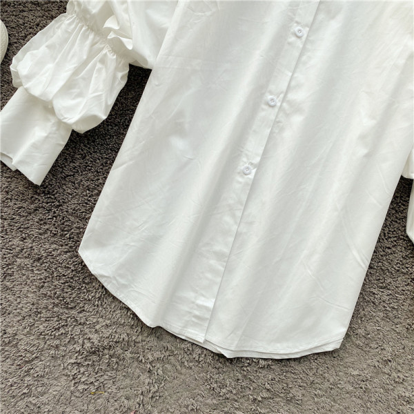 Alkalmi női ing fehér és fekete szalaggal és gombokkal