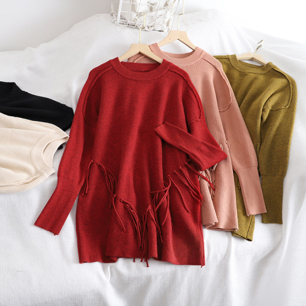 Női széles pulóver modell öt színben, rojtokkal és kerek nyakkivágással