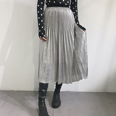 Fényes hatású, ezüst színű, rugalmas derékú női rakott szoknya