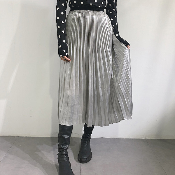 Fényes hatású, ezüst színű, rugalmas derékú női rakott szoknya