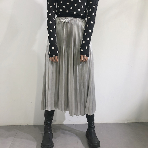 Fényes hatású, ezüst színű, rugalmas derékú női rakott szoknya