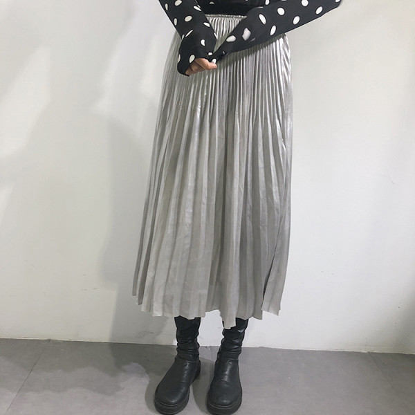 Fényes hatású, ezüst színű, rugalmas derékú női rakott szoknya