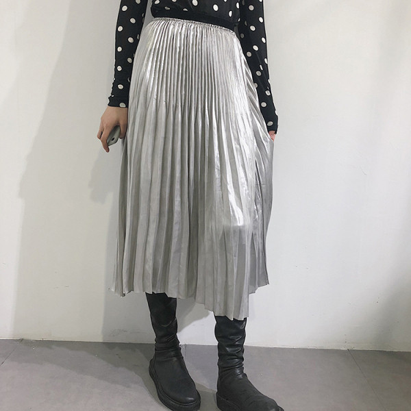 Fényes hatású, ezüst színű, rugalmas derékú női rakott szoknya