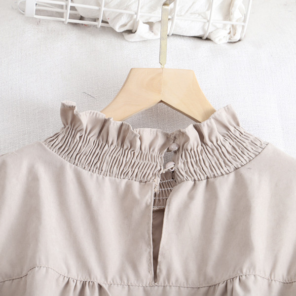 Cămașă de damă în alb, bej și negru cu guler jos și bucle