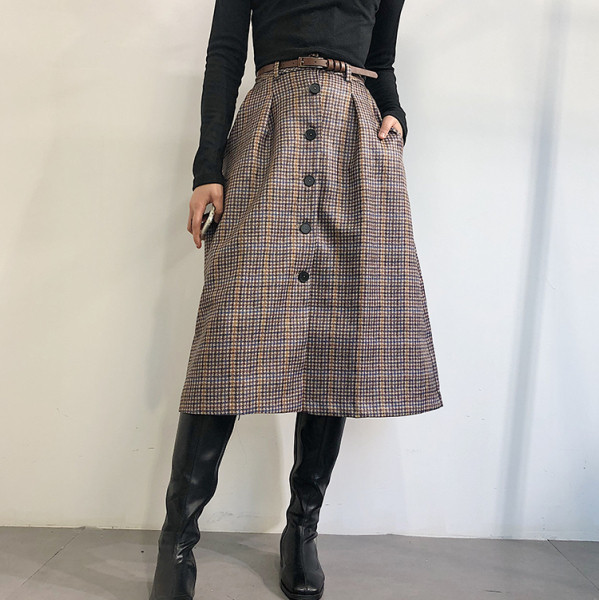 Téli kockás szoknya modell övvel és barna gombokkal