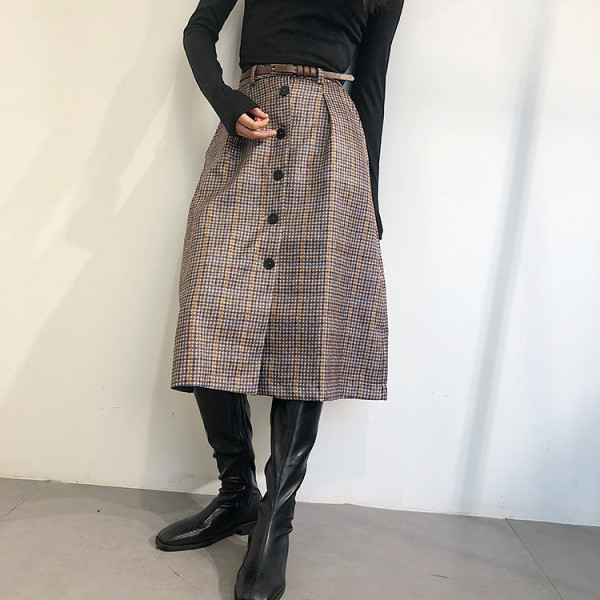 Téli kockás szoknya modell övvel és barna gombokkal