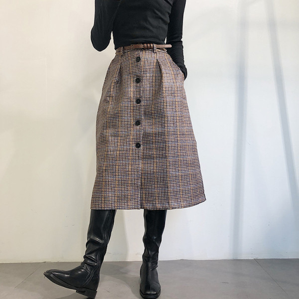Téli kockás szoknya modell övvel és barna gombokkal