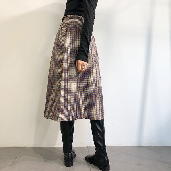 Téli kockás szoknya modell övvel és barna gombokkal