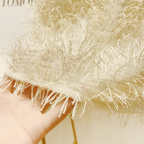 Elegáns női szoknya magas derékkal és rojtokkal bézs és fekete színben