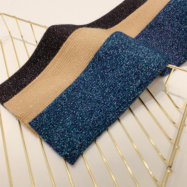 Női pulóver fényes részecskékkel és fürtökkel kerek nyakkivágással kék, bézs és fekete színben