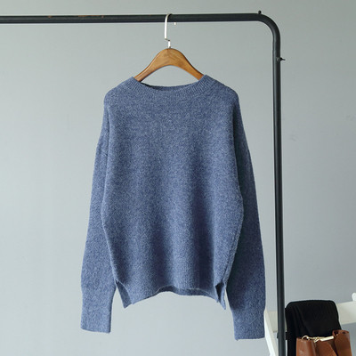 Női téli blúz kerek nyakkivágással és aszimmetrikus hasítékos mintával