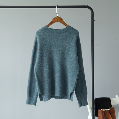 Női téli blúz kerek nyakkivágással és aszimmetrikus hasítékos mintával