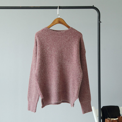 Női téli blúz kerek nyakkivágással és aszimmetrikus hasítékos mintával