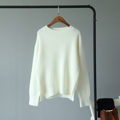 Női téli blúz kerek nyakkivágással és aszimmetrikus hasítékos mintával