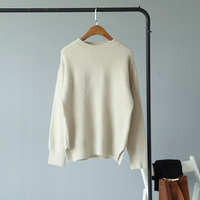 Női téli blúz kerek nyakkivágással és aszimmetrikus hasítékos mintával