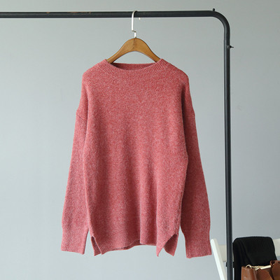 Női téli blúz kerek nyakkivágással és aszimmetrikus hasítékos mintával