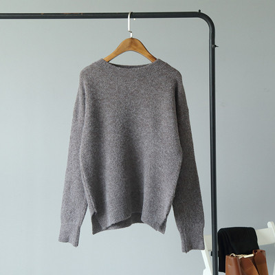 Női téli blúz kerek nyakkivágással és aszimmetrikus hasítékos mintával