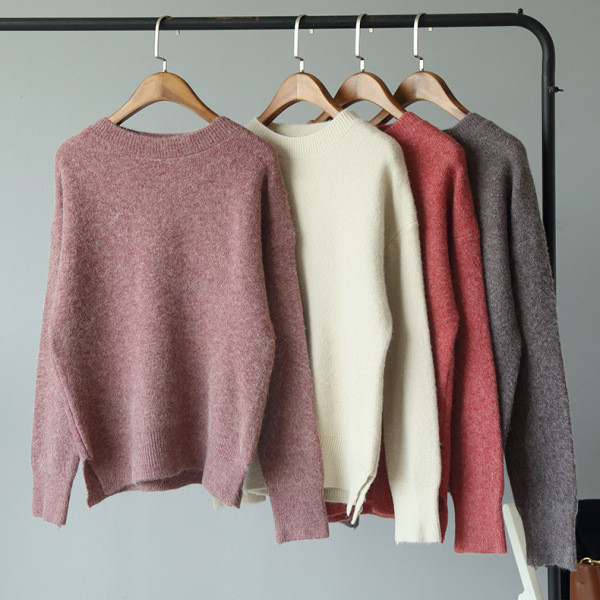 Női téli blúz kerek nyakkivágással és aszimmetrikus hasítékos mintával