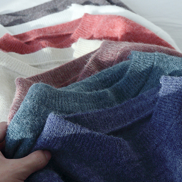 Női téli blúz kerek nyakkivágással és aszimmetrikus hasítékos mintával