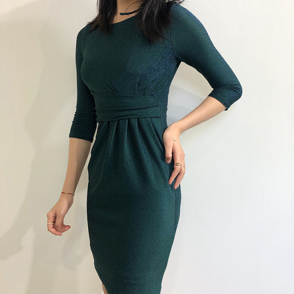 Rövid, elegáns ruha 3/4 ujjal, zöld színben, fényes hatással