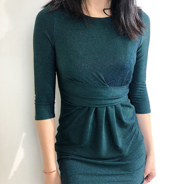 Rövid, elegáns ruha 3/4 ujjal, zöld színben, fényes hatással