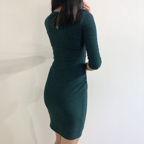 Rövid, elegáns ruha 3/4 ujjal, zöld színben, fényes hatással