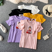 Bluză de damă modernă cu mâneci scurte și aplicație în mov, roz, galben, alb și negru