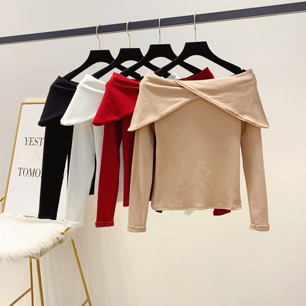 Piros, fehér, bézs és fekete színben csupasz vállú női pulóver