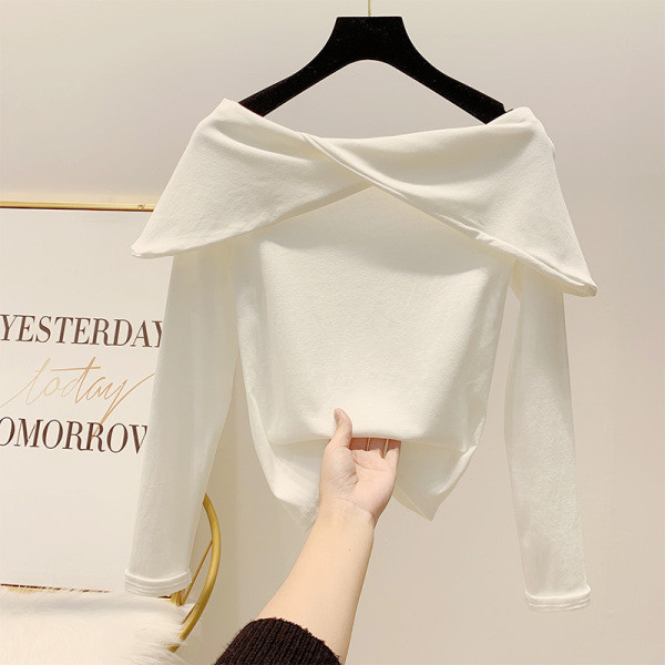 Piros, fehér, bézs és fekete színben csupasz vállú női pulóver