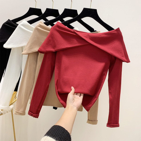 Piros, fehér, bézs és fekete színben csupasz vállú női pulóver