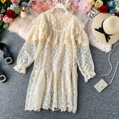 Stílusos női csipke ruha modell magas gallérral fehér és bézs színben