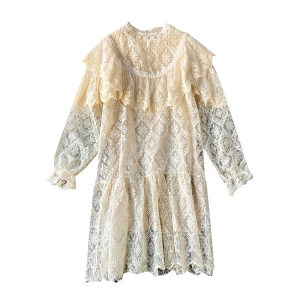 Stílusos női csipke ruha modell magas gallérral fehér és bézs színben