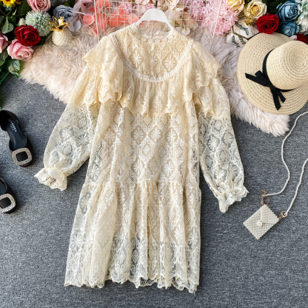 Stílusos női csipke ruha modell magas gallérral fehér és bézs színben