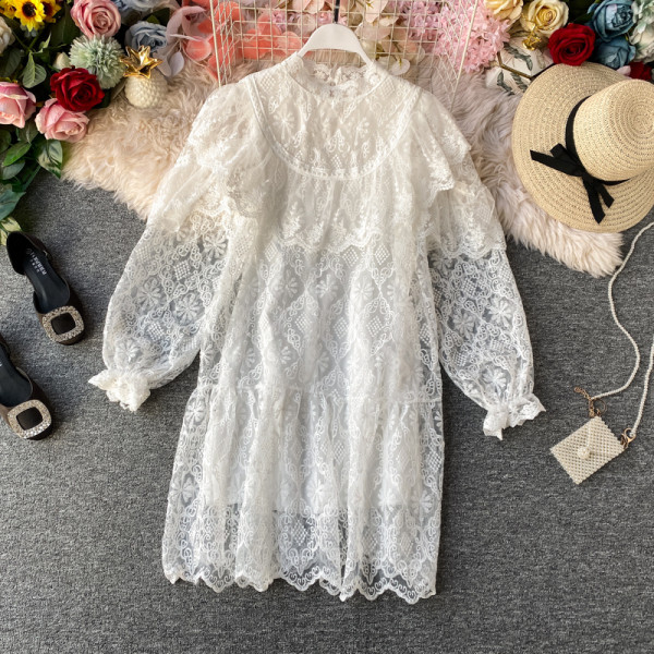 Stílusos női csipke ruha modell magas gallérral fehér és bézs színben