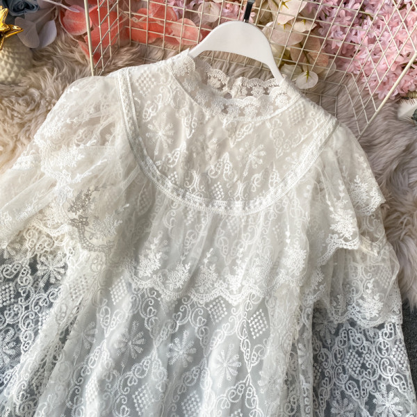 Stílusos női csipke ruha modell magas gallérral fehér és bézs színben