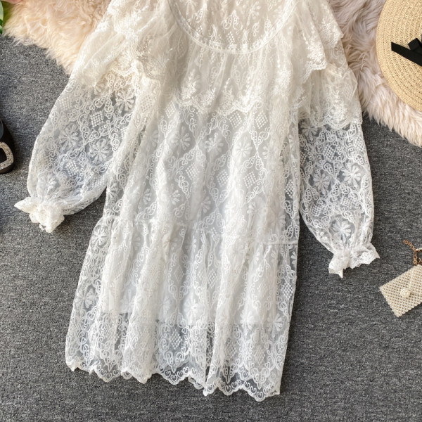 Stílusos női csipke ruha modell magas gallérral fehér és bézs színben