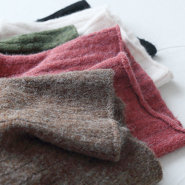 Női téli pulóver magas gallérral, zöld, rózsaszín, barna, fehér és fekete színekben