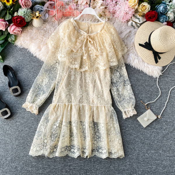 Stílusos női csipkeruha szalaggal és ovális nyakkivágással bézs és fehér színben