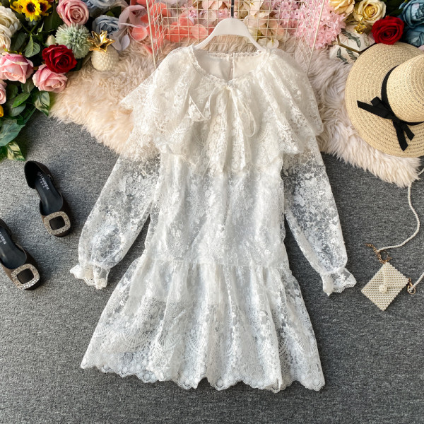 Stílusos női csipkeruha szalaggal és ovális nyakkivágással bézs és fehér színben