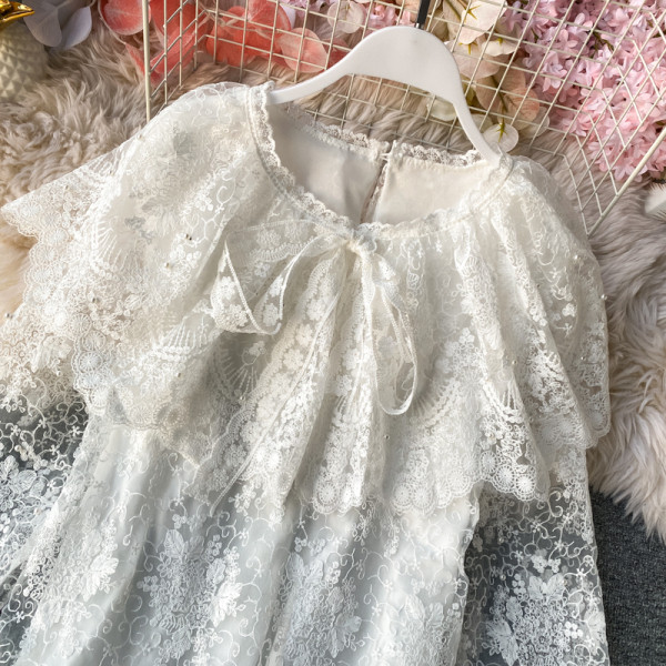 Stílusos női csipkeruha szalaggal és ovális nyakkivágással bézs és fehér színben