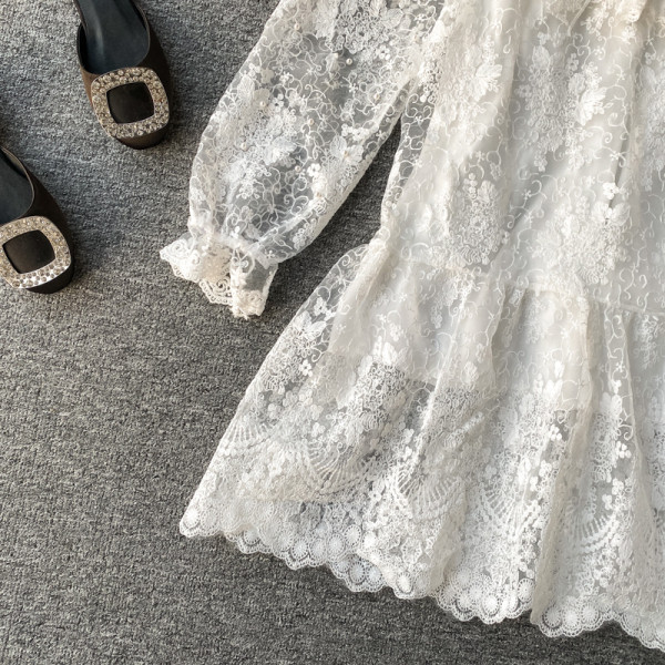 Stílusos női csipkeruha szalaggal és ovális nyakkivágással bézs és fehér színben