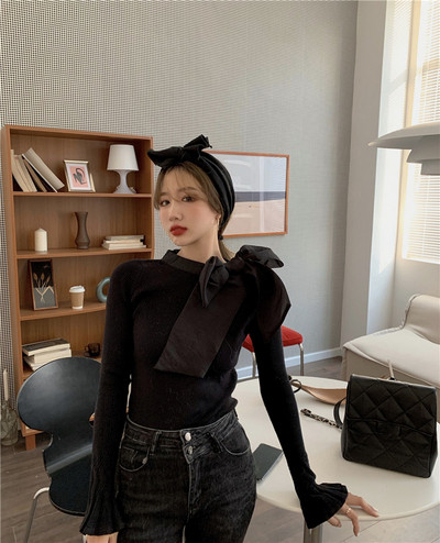 Vékony kötésből készült női pulóver bézs és fekete színben tüll szalaggal a nyakkivágáson