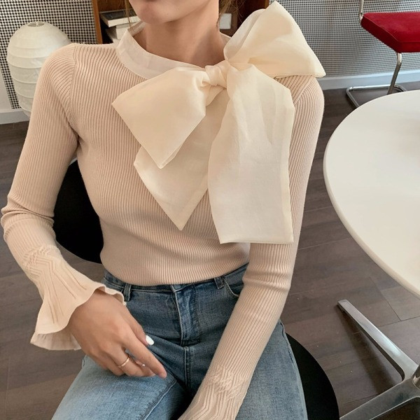 Vékony kötésből készült női pulóver bézs és fekete színben tüll szalaggal a nyakkivágáson